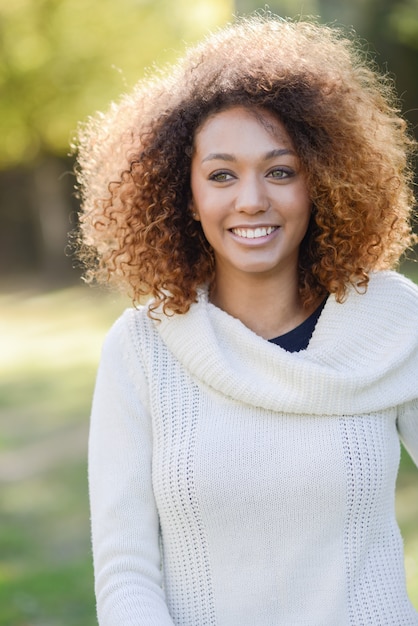 Frau mit einem weißen Pullover lächelnd