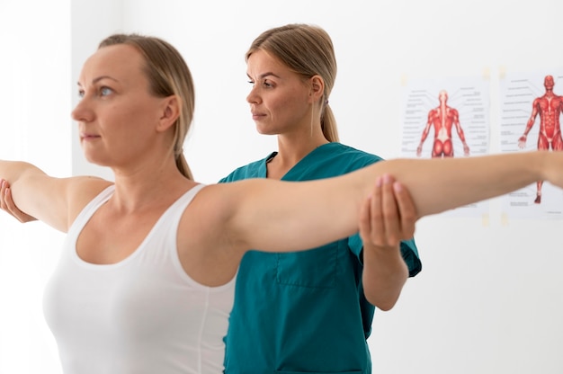 Kostenloses Foto frau mit einer physiotherapie-sitzung in einer klinik