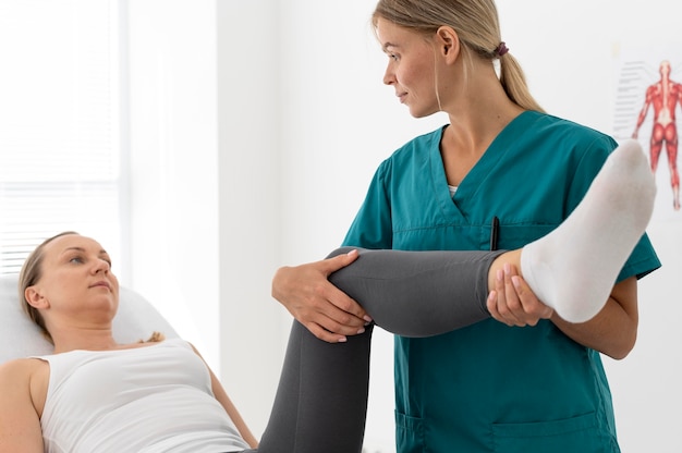 Frau mit einer Physiotherapie-Sitzung in einer Klinik