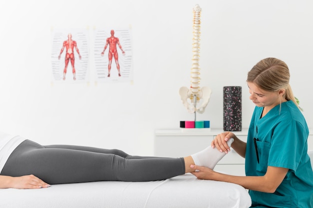 Frau mit einer Physiotherapie-Sitzung in einer Klinik