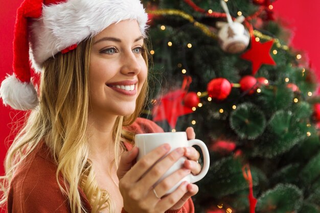 Frau mit einer Tasse Kaffee lächelnd in die Hände