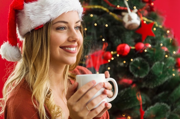 Frau mit einer Tasse Kaffee lächelnd in die Hände