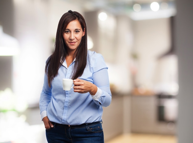 Frau mit einer Tasse