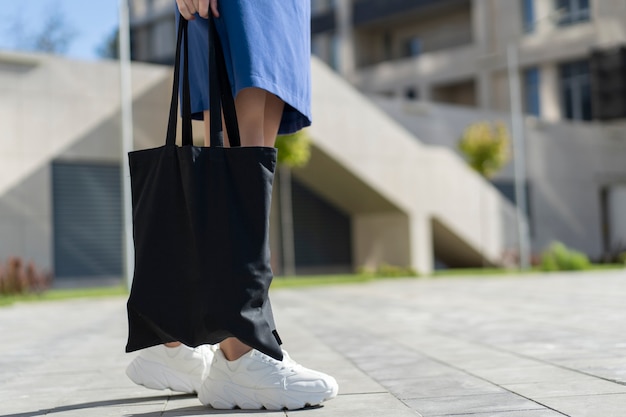 Frau mit Einkaufstasche aus Stoff einkaufen