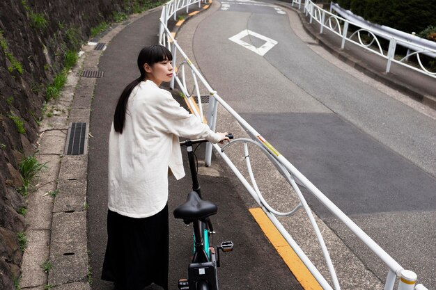 Frau mit Elektrofahrrad in der Stadt