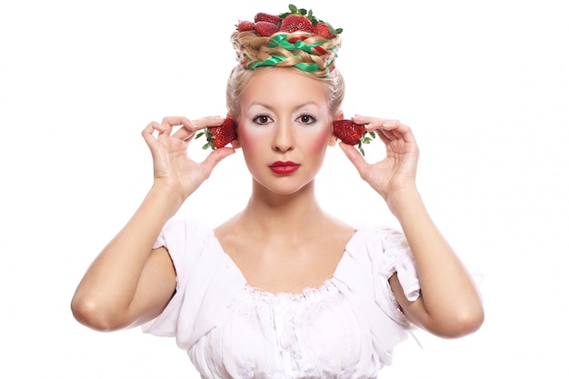 Frau mit Erdbeere in ihrer Frisur