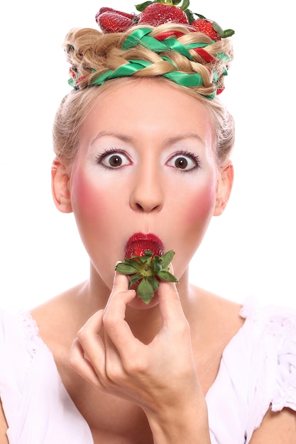Kostenloses Foto frau mit erdbeere in ihrer frisur