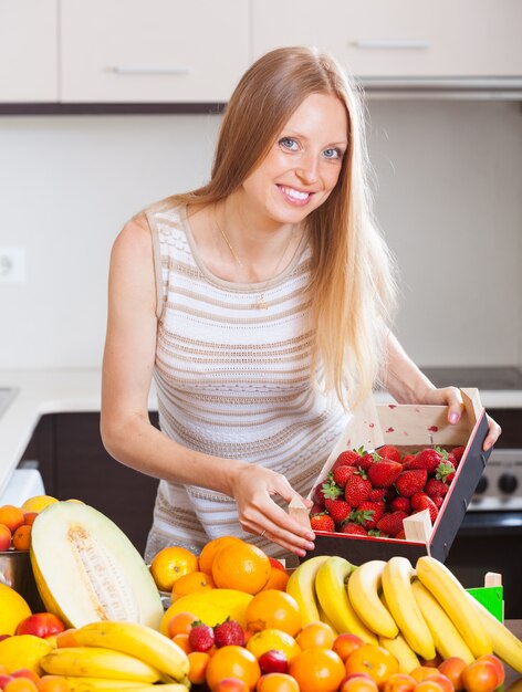 Frau mit Erdbeeren und anderen Früchten