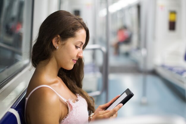 Frau mit Ereader in der Untergrundbahn