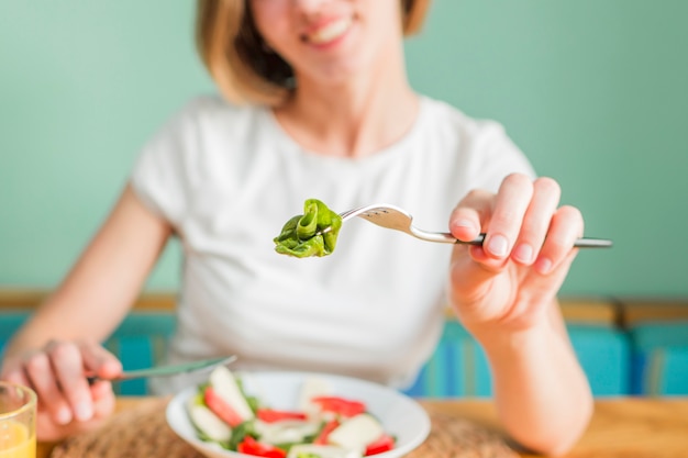 Kostenloses Foto frau mit essen