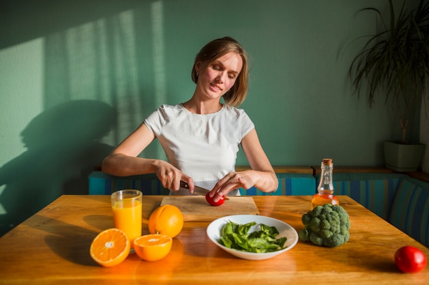 Kostenloses Foto frau mit essen