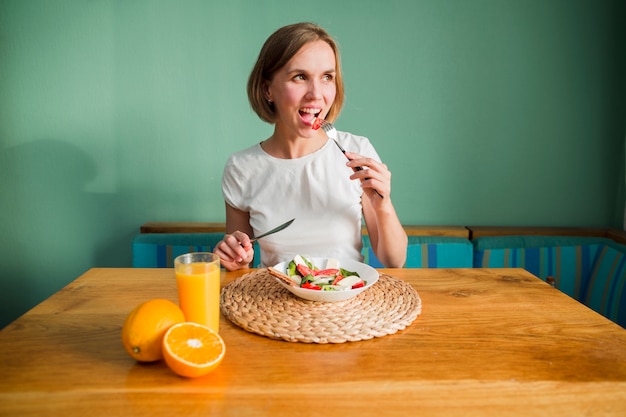 Frau mit Essen