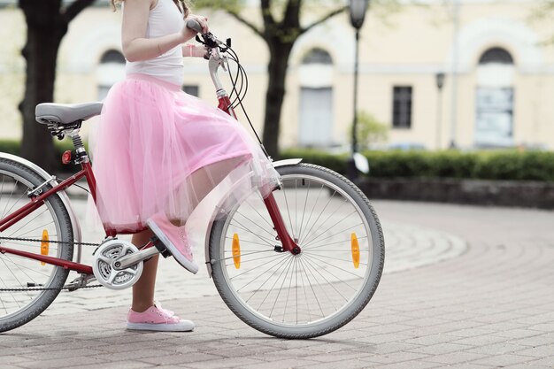 Frau mit Fahrrad