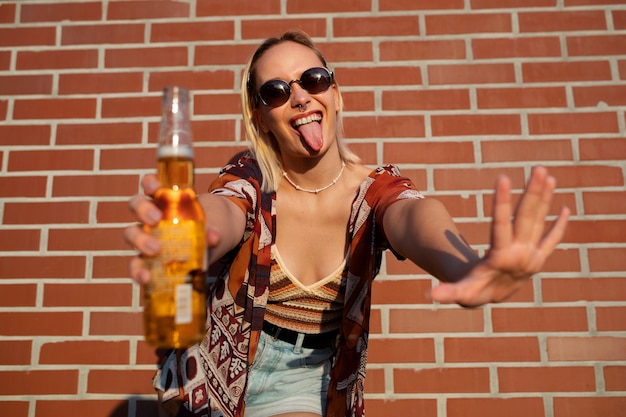 Frau mit Flasche in der Vorderseite
