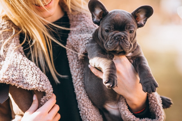 Frau mit französischer Bulldogge