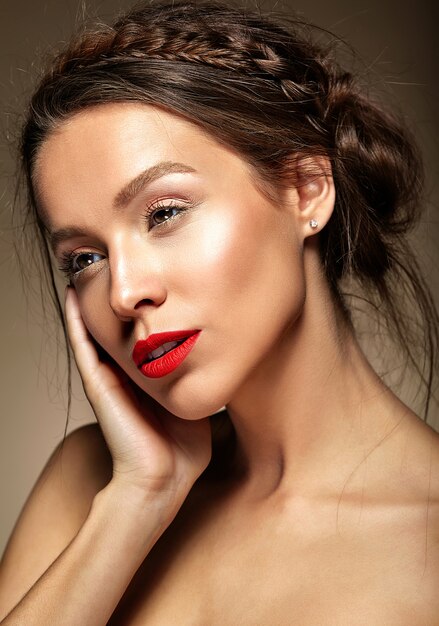 Frau mit frischem täglichen Make-up und roten Lippen