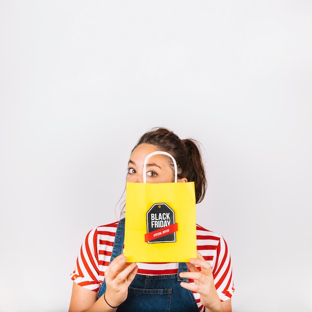 Frau mit gelben Tasche mit schwarzem Freitag Label