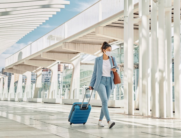 Frau mit Gepäck während der Pandemie am Flughafen