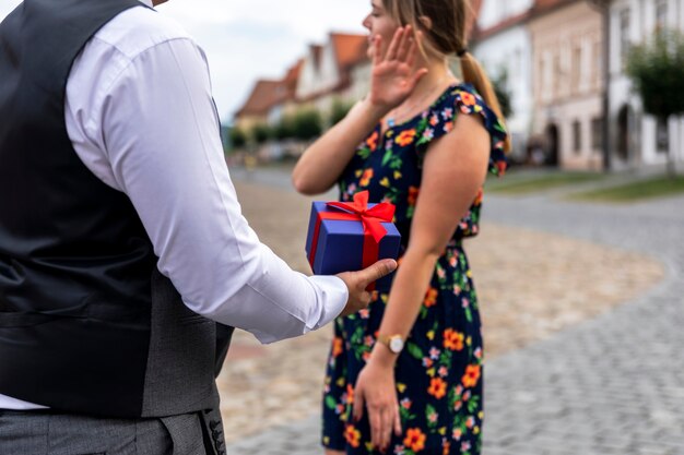 Frau mit Geschenk nicht zufrieden