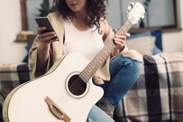 Frau mit Gitarre