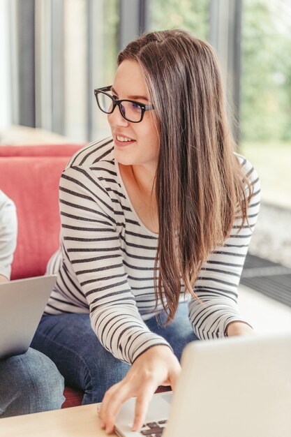 Frau mit Gläsern und Laptop