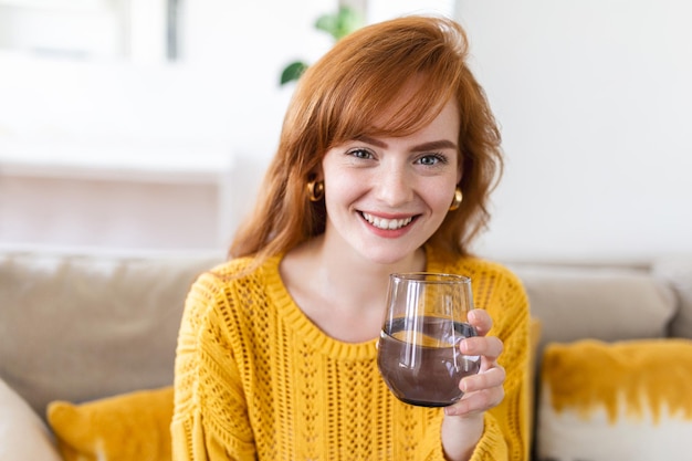 Frau mit Glas, die natürliches Wasser trinkt Ausreichend Menge Aqua verbessert den Teint der Haut und erhöht die Energie Vorbeugung von Körperaustrocknung gesundes Lebensstilkonzept