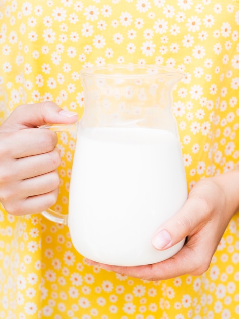 Kostenloses Foto frau mit glas mil