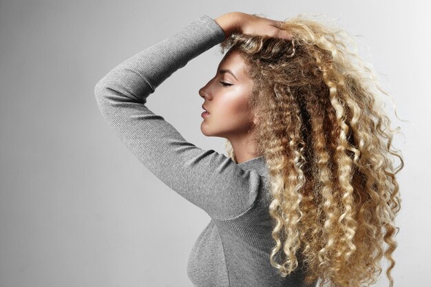 Frau mit großen blonden Haaren