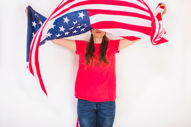 Kostenloses Foto frau mit großer amerikanischer flagge