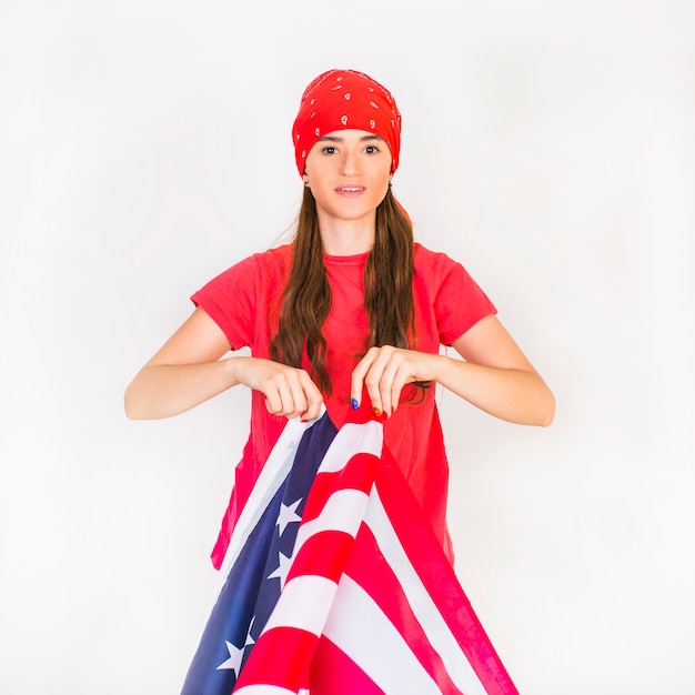 Kostenloses Foto frau mit großer amerikanischer flagge