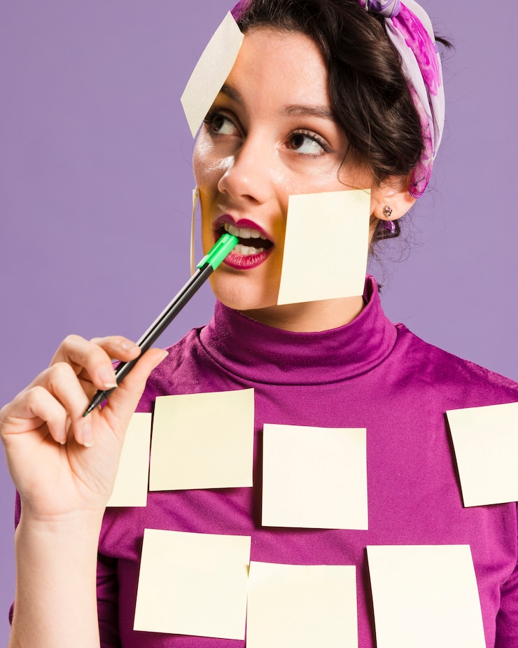 Kostenlose Foto frau mit haftnotizen über sie hält einen stift