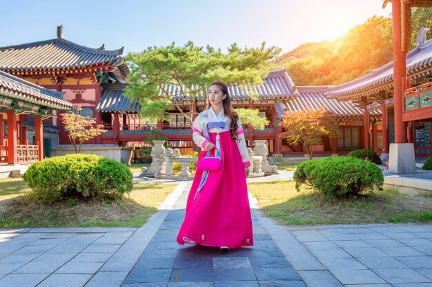 Frau mit Hanbok in Gyeongbokgung, der traditionellen koreanischen Kleidung