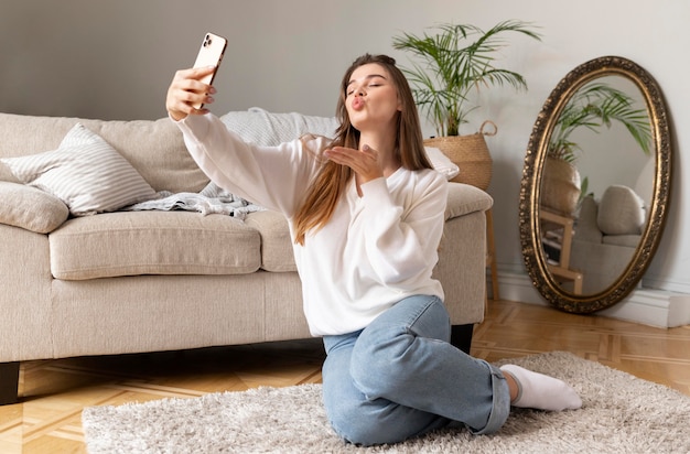 Kostenloses Foto frau mit handy, die selfie nimmt