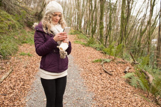 Frau mit Handy