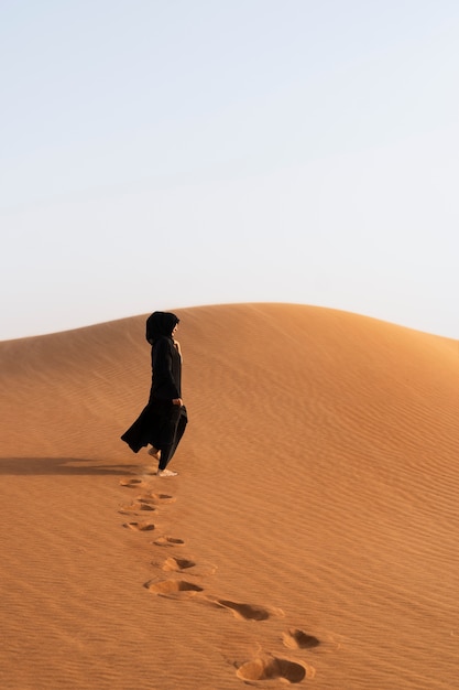 Kostenloses Foto frau mit hijab in der wüste