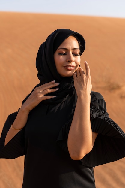 Kostenloses Foto frau mit hijab in der wüste