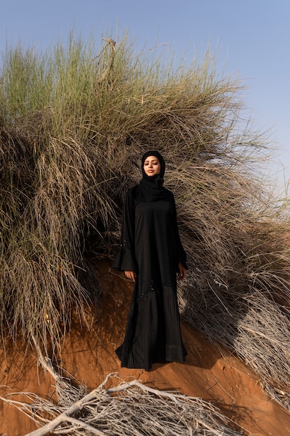 Kostenloses Foto frau mit hijab in der wüste