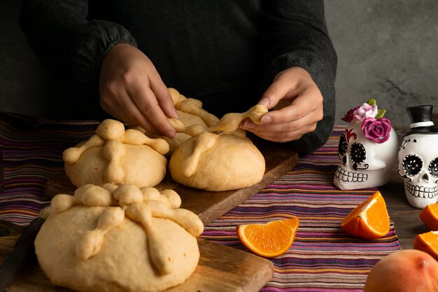 Frau mit hohem Winkel, die Pan de Muerto-Teig zubereitet