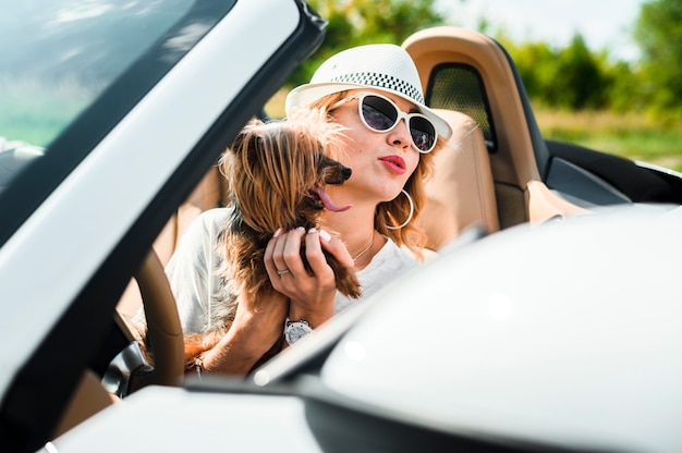 Frau mit Hund auf einer Autoreise