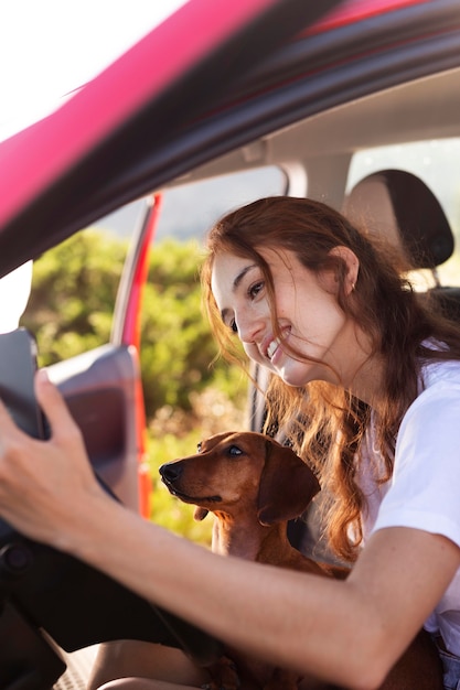 Kostenloses Foto frau mit hund im auto hautnah