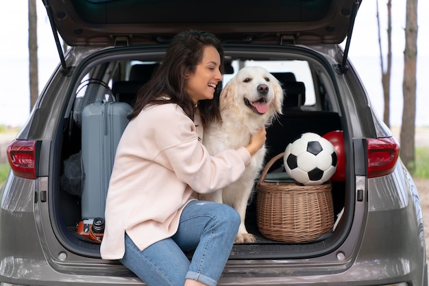 Frau mit Hund mittlerer Schuss