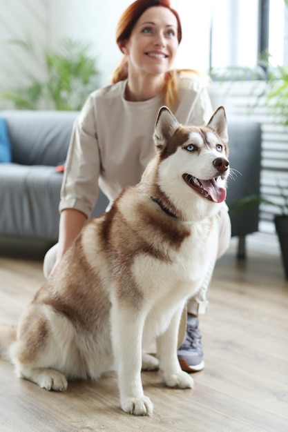 Frau mit husky