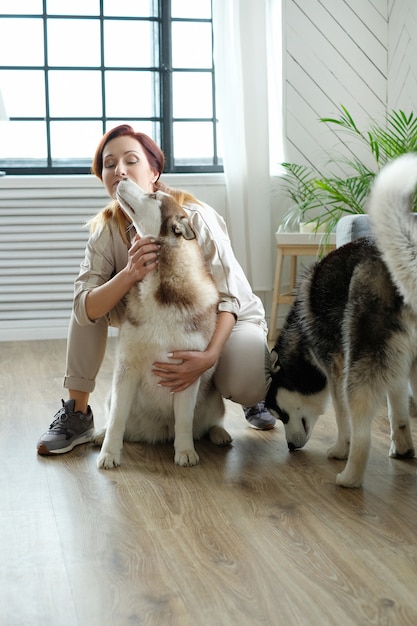 Frau mit Husky