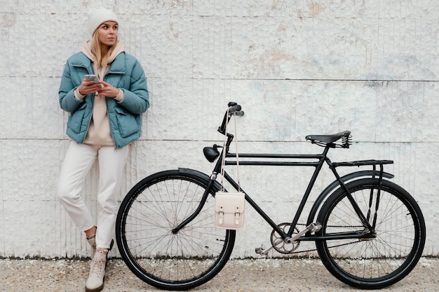 Frau mit ihrem Fahrrad macht eine Pause Long Shot