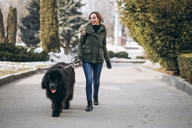 Frau mit ihrem Hund, der in Park geht