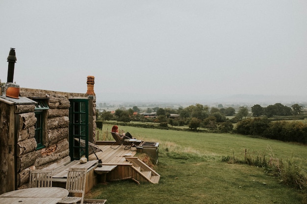 Kostenloses Foto frau mit ihrem kaffee, der draußen auf der veranda sitzt