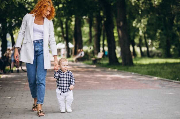 Frau mit ihrem Sohn, der Spaß im Park hat