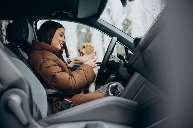 Frau mit ihrem süßen Hund, der im Auto sitzt