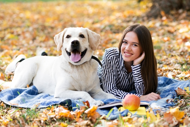 Frau mit ihrer besten Freundin im Park