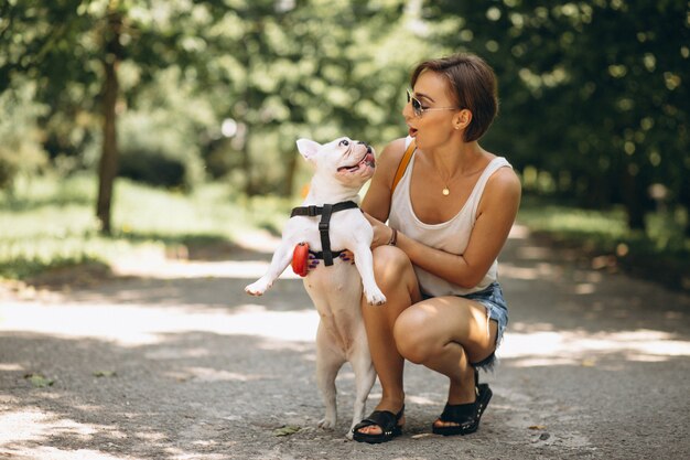 Frau mit ihrer französischen Bulldogge des Haustieres